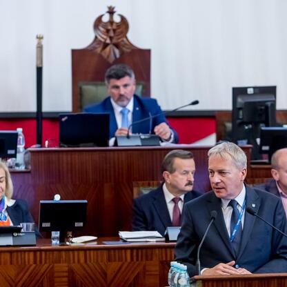 Wojciech Saługa, Marszałek Województwa Śląskiego, prowadzi sesję Sejmiku Województwa Śląskiego. (wygenerowano przez AI)