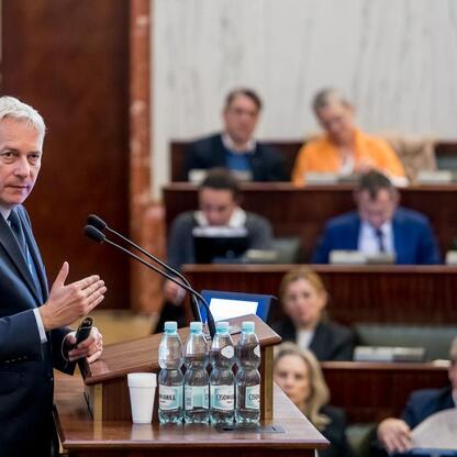 Wojciech Saługa, Marszałek Województwa Śląskiego, przemawia na sesji Sejmiku Województwa Śląskiego. (wygenerowano przez AI)