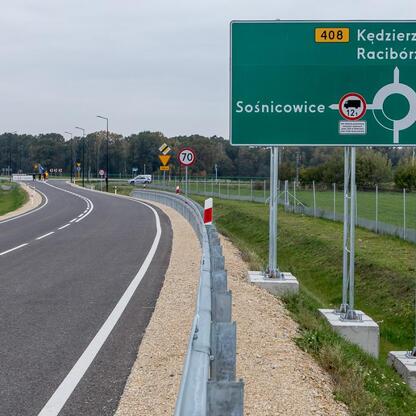 Nowy odcinek drogi wojewódzkiej nr 408 w Sośnicowicach, oznaczony znakiem 70 km/h, połączy autostradę A4 z drogą wojewódzką nr 408. (wygenerowano przez AI)