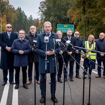 Wicemarszałek Grzegorz Boski i Marszałek Wojciech Saługa przemawiają na otwarciu nowej odcinka obwodnicy Sośnicowice. (wygenerowano przez AI)