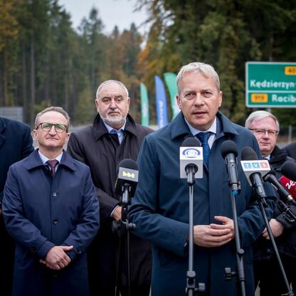 Wojciech Saługa i Grzegorz Boski podczas konferencji prasowej na nowo otwartej obwodnicy Sośnicowic. (wygenerowano przez AI)