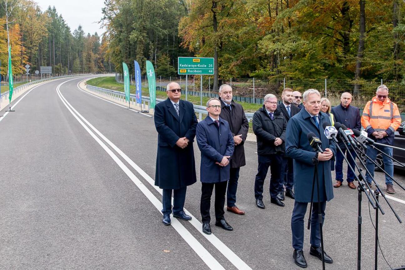 Nowo wybudowana ośmiokilometrowa obwodnica Sośnicowic w Gliwicach. (wygenerowano przez AI)