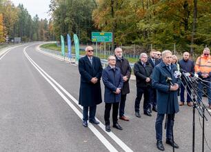 Nowo wybudowana ośmiokilometrowa obwodnica Sośnicowic w Gliwicach. (wygenerowano przez AI)