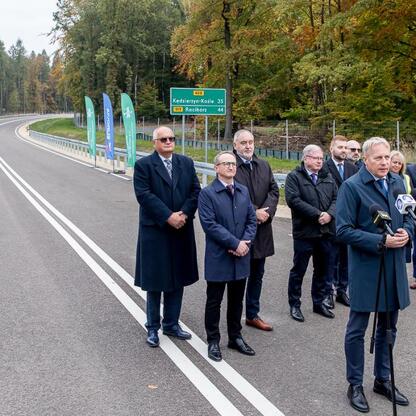 Grzegorz Boski i Wojciech Saługa na otwarciu nowej drogi w Sośnicowicach. (wygenerowano przez AI)