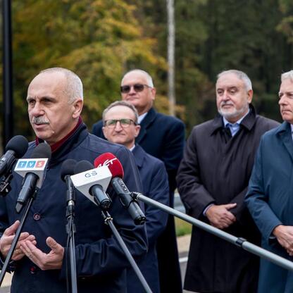 Grzegorz Boski i Wojciech Saługa podczas konferencji prasowej o zakończeniu pierwszej części obwodnicy Sośnicowic. (wygenerowano przez AI)