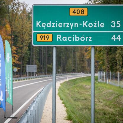 Nowy odcinek obwodnicy Sośnicowic, oznaczający 35 km do Kędzierzyna-Koźla i 44 km do Raciborza, uzupełnił sieć dróg wojewódzkich w regionie Śląska. (wygenerowano przez AI)