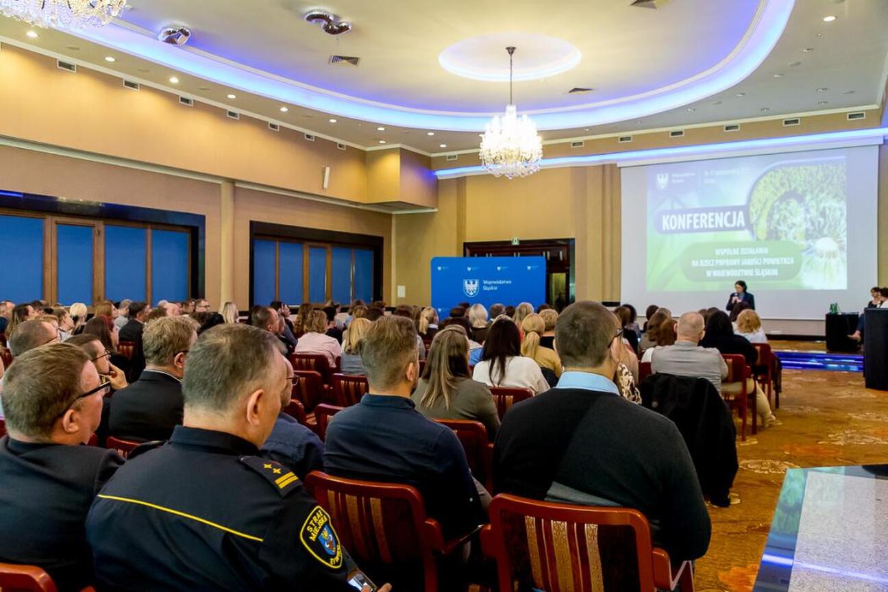 Na konferencji o poprawie jakości powietrza w Śląsku mówiona jest o działaniach na rzecz ochrony środowiska. (wygenerowano przez AI)