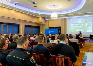 Na konferencji o poprawie jakości powietrza w Śląsku mówiona jest o działaniach na rzecz ochrony środowiska. (wygenerowano przez AI)