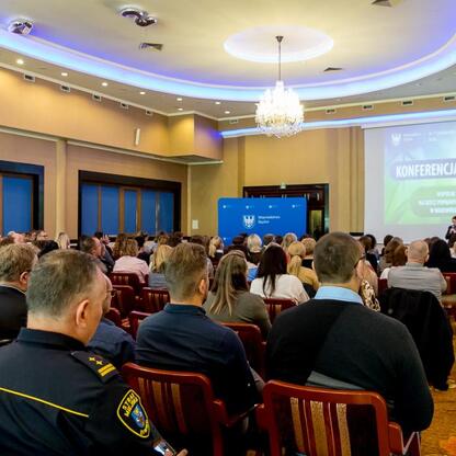 Konferencja o poprawie jakości powietrza w Śląsku, uczestnicy wzięli udział w dyskusji o działaniach na rzecz poprawy jakości powietrza. (wygenerowano przez AI)