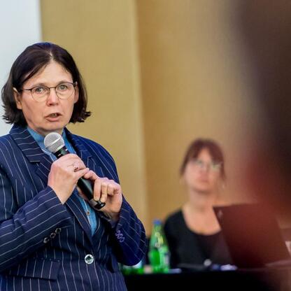 Na zdjęciu widoczna jest konferencja w Śląskim Voivodztwie, skupiająca się na poprawie jakości powietrza. (wygenerowano przez AI)
