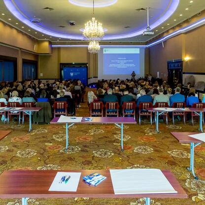 Konferencja o poprawie jakości powietrza w Śląsku, uczestnicy dyskutują nad strategiami i regulacjami. (wygenerowano przez AI)
