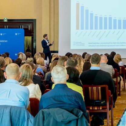 Konferencja o poprawie jakości powietrza w Śląsku, uczestnicy dyskutują nad politykami i praktykami. (wygenerowano przez AI)