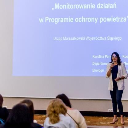 Konferencja o monitoringu działań w programie ochrony powietrza, prowadzona przez Karolinę Panczak-Kosno z Urzędu Marszałkowskiego Województwa Śląskiego. (wygenerowano przez AI)