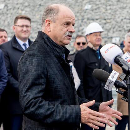 Otwarcie nowego odcinka S1 w Beskidach, znaczące dla rozwoju regionu. (wygenerowano przez AI)