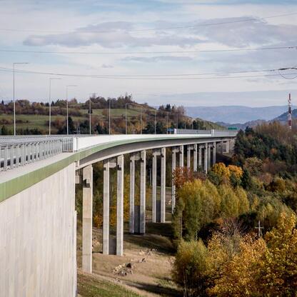 Nowy odcinek S1 w Węgierskiej Górce: przełom w komunikacji i logistyce. (wygenerowano przez AI)