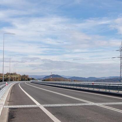 Nowy odcinek S1 w Węgierskiej Górce: nowoczesna infrastruktura dla regionu. (wygenerowano przez AI)
