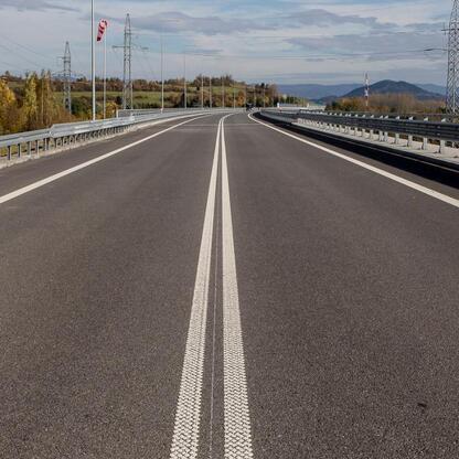 Nowy odcinek S1 w Węgierskiej Górce: nowoczesna infrastruktura dla regionu. (wygenerowano przez AI)