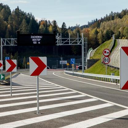 Nowy odcinek S1 w Węgierskiej Górce: nowoczesna infrastruktura dla gospodarki i turystyki. (wygenerowano przez AI)