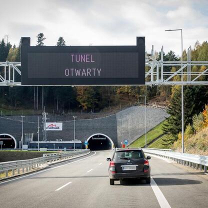 Nowy odcinek S1 otwarty w Beskidach, zmodernizowana trasa zwiększa przepustowość i połączenie z południem Europy. (wygenerowano przez AI)