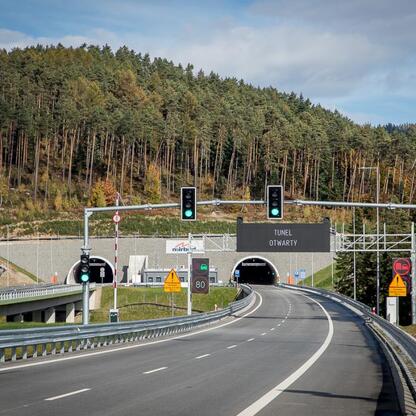 Nowy odcinek S1 w Węgierskiej Górce: nowoczesna infrastruktura dla gospodarki i turystyki. (wygenerowano przez AI)