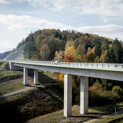 Sekcja autostrady S1 w Beskidach, obejście Węgierskiej Górki, łączy polski odcinek Via Carpatia. (wygenerowano przez AI)