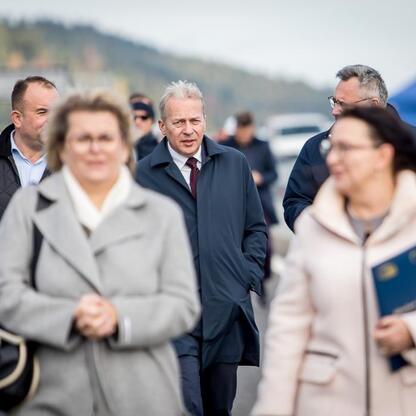 Wojciech Saługa, Marszałek Województwa Śląskiego, uczestniczy w oficjalnym otwarciu S1 w Węgierskiej Górce. (wygenerowano przez AI)
