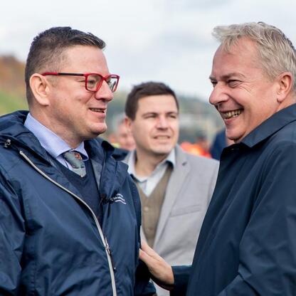 Marszałek Wojciech Saługa i Marcin Ryś omawiają przebieg S1 w Beskidach. (wygenerowano przez AI)
