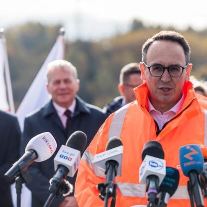 Marszałek Wojciech Saługa przemawia na otwarciu odcinka S1 w Węgierskiej Górce. (wygenerowano przez AI)