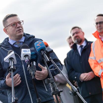 Otwarcie odcinka S1 w Beskidach. Uczestnicy: przedstawiciele rządu, parlamentarzyści i samorządowcy. (wygenerowano przez AI)