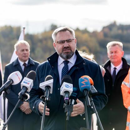 Wojciech Saługa, Marszałek Województwa Śląskiego, przemawia na otwarciu S1 w Beskidach. (wygenerowano przez AI)