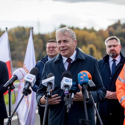 Wojciech Saługa, Marszałek Województwa Śląskiego, przemawia na ceremonii otwarcia S1 w Węgierskiej Górce. (wygenerowano przez AI)