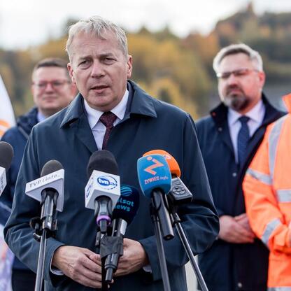 Marszałek Wojciech Saługa przemawia na otwarciu odcinka S1 w Beskidach. (wygenerowano przez AI)