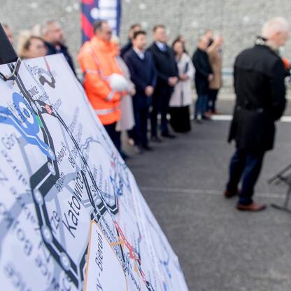 Oficjalne otwarcie odcinka S1 w Węgierskiej Górce, z mikrofonami i kamerami, zakończenie ważnej inwestycji. (wygenerowano przez AI)