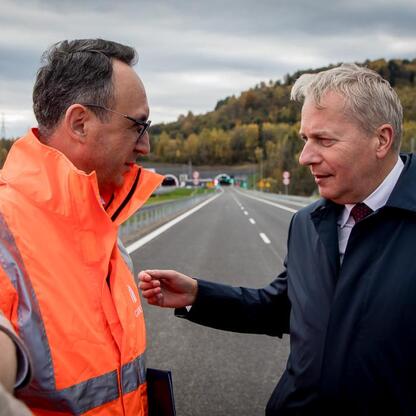 Wojciech Saługa i Marcin Ryś podczas otwarcia odcinka S1 w Węgierskiej Górce. (wygenerowano przez AI)