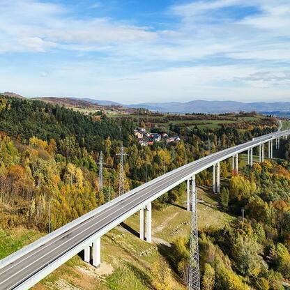 Nowy odcinek S1 w Węgierskiej Górce: 8,5-kilometrowy przebieg z dwujezdniowym i jednojezdniowym przekrojem, zmodernizowany węzeł i nowoczesne zabezpieczenia. (wygenerowano przez AI)