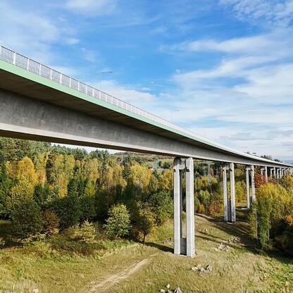 Nowy odcinek S1 w Beskidach: majstersztet w sercu Beskidów, łączący Bałtyk z Morzem Egejskim. (wygenerowano przez AI)