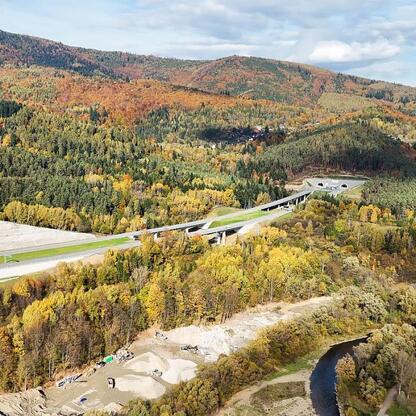 Nowy odcinek S1 w Beskidach: Węgierska Górka. Inwestycja kosztowała 1,4 mld zł. (wygenerowano przez AI)