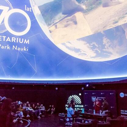 Wśród 280 słuchaczy w Planetarium Śląskiego, widoczna jest imponująca scena kosmiczna, zainspirowana 70. rocznicą planetarium. (wygenerowano przez AI)