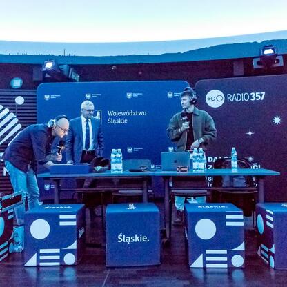 Live broadcast from Radio 357 at Śląski Park Nauki, Planetarium Śląskiego. (wygenerowano przez AI)