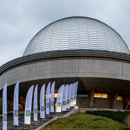 Silesian Planetarium, modern architecture, cosmic show, live broadcast, Radio 357, music and science event. (wygenerowano przez AI)