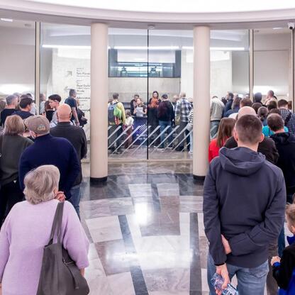 Wśród tłumu w Planetarium Śląskiego oczekują widzowie spektaklu z muzyką i nauką. (wygenerowano przez AI)