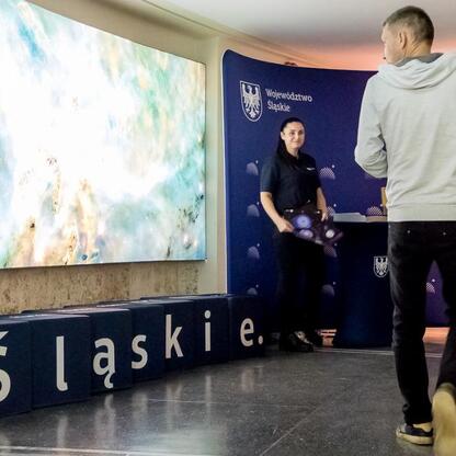 Wnętrze Planetarium Śląskiego podczas specjalnego wydarzenia z Radio 357. (wygenerowano przez AI)