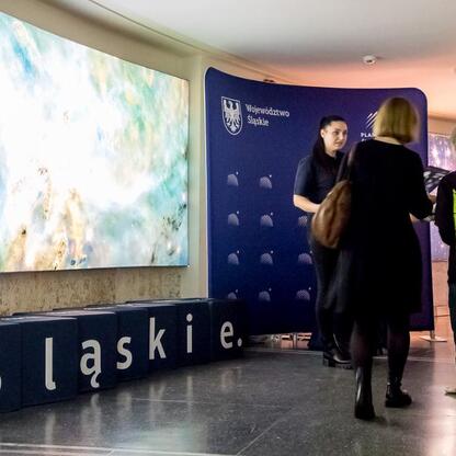 Wśród tłumu słuchaczy w Planetarium Śląskiego rozbrzmiewa muzyka z 