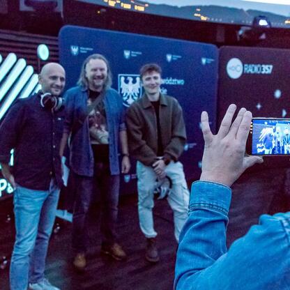 Ludzie z Radio 357 na żywo z Planetarium Śląskiego, nagrywają koncert. (wygenerowano przez AI)