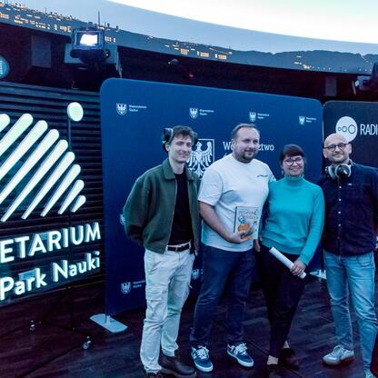 Grupa osób na tle logo Radio 357 i Planetarium Śląskiego, związana z notowaniem listy piosenek. (wygenerowano przez AI)