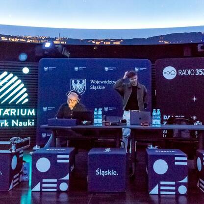 Live broadcast from Radio 357 at Planetarium Śląskiego, featuring a DJ and guest. (wygenerowano przez AI)