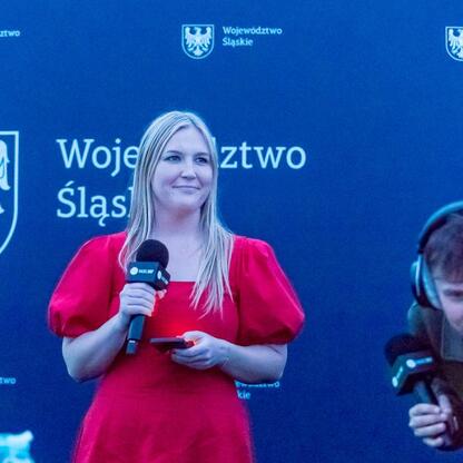 Joanna Bojczuk, członek zarządu województwa śląskiego, prowadzi transmisję z Planetarium Śląskiego. (wygenerowano przez AI)