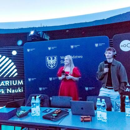Joanna Bojczuk, Członek Zarządu Województwa Śląskiego, prowadzi audycję na żywo z Planetarium Śląskiego. (wygenerowano przez AI)
