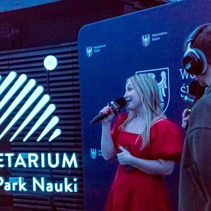 Joanna Bojczuk, Członek Zarządu Województwa Śląskiego, prowadzi koncert 