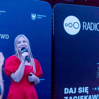 Joanna Bojczuk, Członek Zarządu Województwa Śląskiego, prowadzi koncert na żywo z Planetarium Śląskiego. (wygenerowano przez AI)